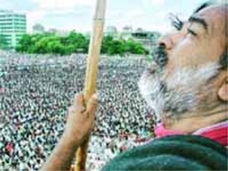 కెసిఆర్ తో గద్దర్ ఢీ: డిసెంబర్ 9న బలప్రదర్శనకు పోటీ సభ