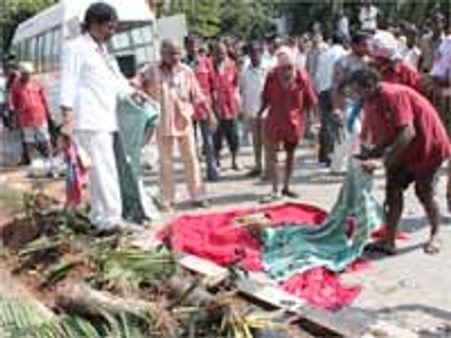 మహబూబ్ నగర్ జిల్లాలోని రోడ్డు ప్రమాదంలో నలుగురు మృతి