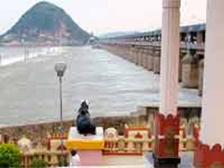 విజయవాడ లాడ్జిలో కొడుకు చేతిలో తండ్రి దారుణ హత్య?