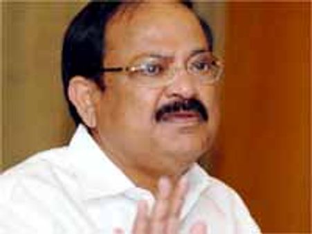 వెంకయ్యనాయుడి హెలికాప్టర్ పాట్నాలో అత్యవసర ల్యాండింగ్