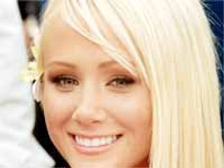 నగ్నంగా ప్లేబాయ్ యోగాతో ఇండియన్ కమ్యూనిటీలో లొల్లి