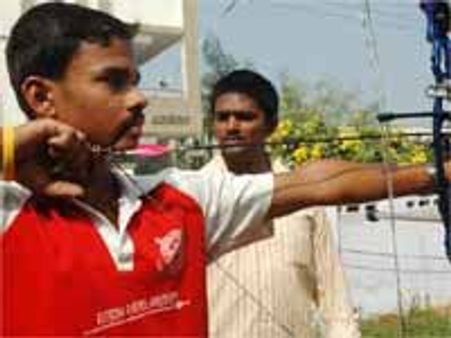 విజయవాడ రోడ్డు ప్రమాదంలో ఆర్చరి కోచ్ లెనిన్ మృతి