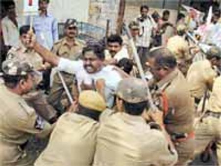 బంజారాహిల్స్ లోని మినిస్టర్స్‌క్వార్టర్స్‌ను ముట్టడించిన బిఇడి విద్యార్థులు