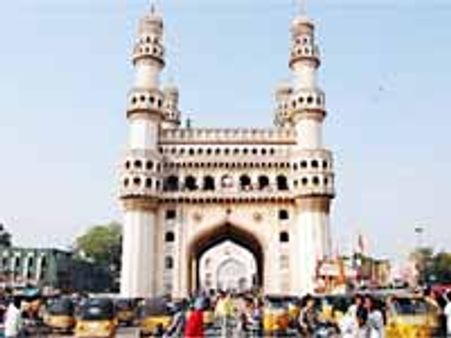 కోడలిపై మామ లైంగిక వేధింపులు: స్థానికుల దేహశుద్ది