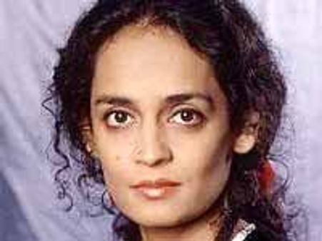 కాశ్మీర్ పై వ్యాఖ్యలకు అరుంధతీ రాయ్ పై దేశద్రోహం కేసు?