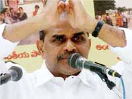 నెల్లూరులో వైయస్సార్ పోస్టర్లను చించేయిస్తున్న ఆనం బ్రదర్స్