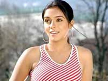 ఆసిన్ పై క్రిమినల్ కేసు