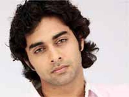 కృష్ణానదిలో చిక్కుకున్న నవదీప్: ఆగిపోయిన బోట్