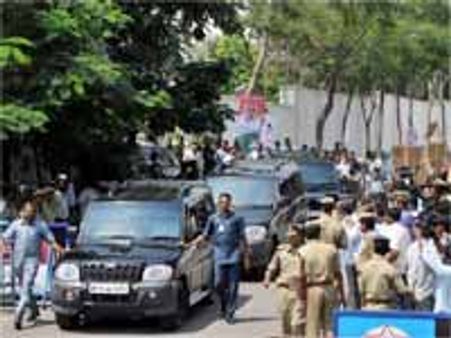 వేడుకలు రద్దు చేయాలంటూ సిఎం ఇంటిని ముట్టడించిన ఓయు జేఏసి