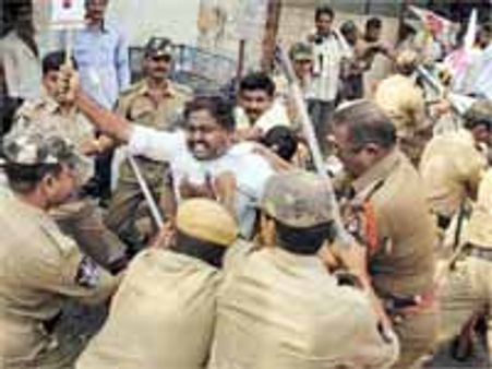 వేడుకలు వద్దంటూ మినిస్టర్స్ క్వార్టర్స్ ను ముట్టడించిన ఓయు ఐకాస