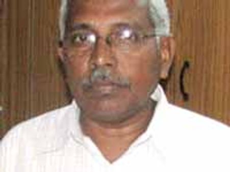 కోదండరాంను నిర్దాక్షిణ్యంగా తోసేసిన పోలీసులు, స్వల్పగాయాలు