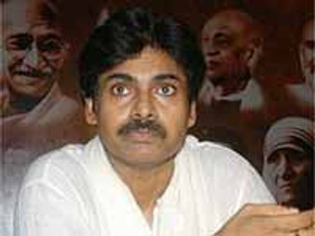 పవన్ కళ్యాణ్ పై నాన్ బెయిలబుల్ వారెంట్ జారీ చేసిన వనపర్తి కోర్టు