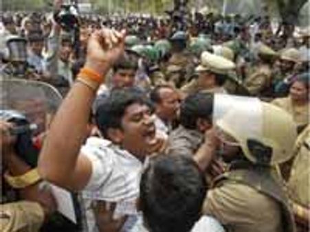 సిఎం కాన్వాయ్ ని అడ్డుకోవడానికి ప్రయత్నించిన విద్యార్థులు, ఉద్రిక్తత