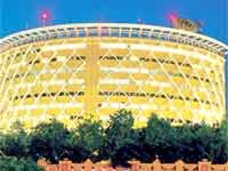 హైటెక్ సిటీ ఫ్లైవోవర్ పై టిప్పర్-బైక్ ఢీ: 4గురి మృతి