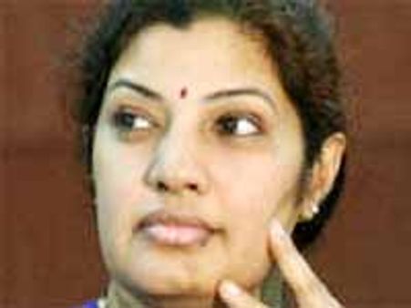 పురంధేశ్వరికి విశాఖలో చేదు అనుభవం: నిలదీసిన వరద బాధితులు