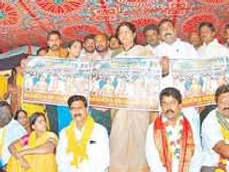 మూడో రోజుకు చేరిన టిడిపి నేతల నిరసన: గన్నవరం పిఎస్ వద్ద ఉద్రిక్తత