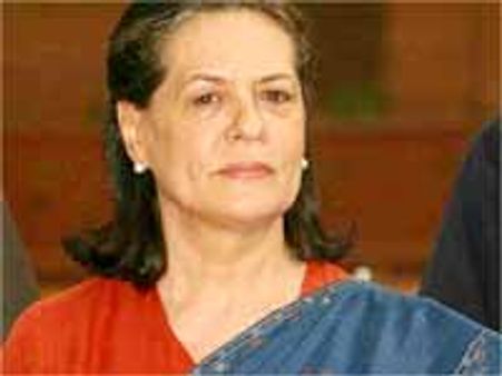 మహారాష్ట్ర సిఎం అశోక్ చవాన్ రాజీనామాను ఆమోదించిన సోనియా