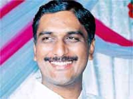 దుగ్గల్ కు సుబ్బిరామిరెడ్డి విందు అనుమానాలకు తావిస్తోంది: హరీష్ రావు