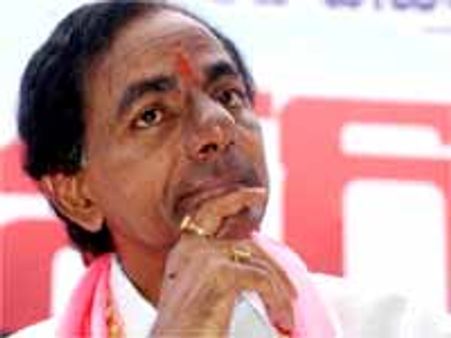 కెసిఆర్ పై ఒయు జెఎసి మండిపాటు: దిష్టిబొమ్మకు చెప్పు దెబ్బలు