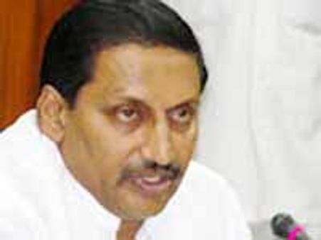 వైయస్ జగన్ ను కలిసిన సిఎం కిరణ్ సోదరుడు శ్రీకర్ రెడ్డి