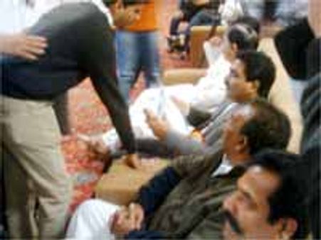 లగడపాటికి ఎన్నారైల వినతి