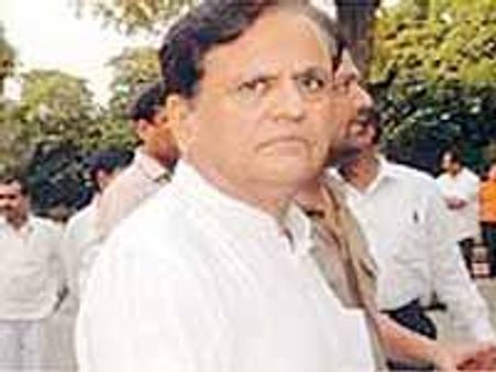 రంగంలోకి దిగిన అహ్మద్ పటేల్: అసంతృప్త మంత్రులకు ఫోన్లు