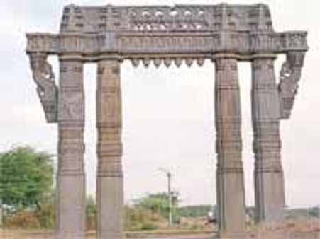 మాజీ నక్సలైట్ ఇంటిపై పోలీసుల దాడి, పేలుడు పదార్థాలు గుర్తింపు