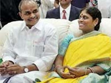 పులివెందుల నుంచి విజయమ్మ పోటీ: మారిన జగన్ వ్యూహం