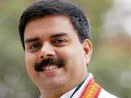 వైయస్ విజయలక్ష్మి రాజీనామాను ఆమోదించిన డిప్యూటీ స్పీకర్