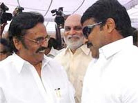 అహ్మద్ పటేల్ పిలుపు: దాసరి పాత్రకు చిరంజీవి వ్యతిరేకత?