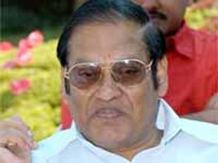 ప్రముఖ తెలుగు సినీ నిర్మాత దేవీ వరప్రసాద్ కన్నుమూత