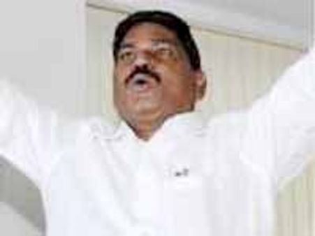 తెలుగుదేశం ఎమ్మెల్యే ప్రభాకర్ అలక: రాజీనామా హెచ్చరిక