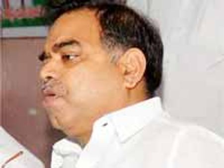 వైయస్ జగన్ ఎఫెక్ట్: కృష్ణా జిల్లా కాంగ్రెసు సీనియర్ల మంత్రాంగం