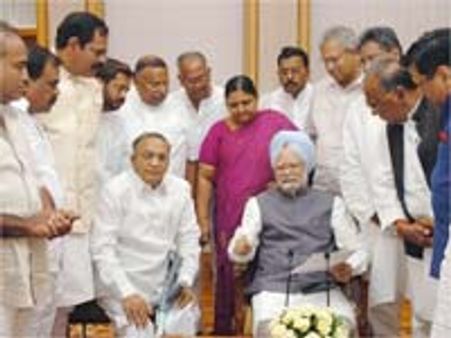 దీక్షలతో కాంగ్రెసు ఎంపీల్లో కదలిక, ప్రధానితో సమావేశం