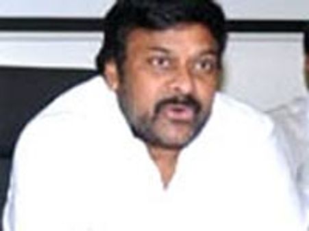 ముఖ్యమంత్రి కిరణ్ కుమార్ రెడ్డి ప్రభుత్వంపై ధ్వజమెత్తిన చిరంజీవి