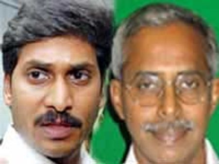 అబ్బాయ్ వైయస్ జగన్ వెంటే బాబాయ్ వివేకానంద రెడ్డి?