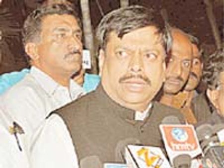 వార్త దినపత్రిక అధినేత గిరీష్ సంఘీకి కుటుంబ తగాదాలు