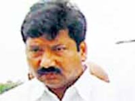 కెకె డైరెక్షన్, కెసిఆర్ స్ర్కీన్ ప్లే: తెలంగాణ ఎంపీల దీక్షపై జోగి