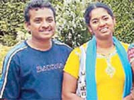 భార్యలను కాపాడబోయి ఇద్దరు మృతి