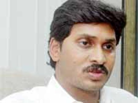 వైయస్ జగన్ అనుచరుల ఇళ్లపై పోలీసు దాడులు