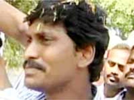 ఓదార్పు యాత్ర కోసం హైదరాబాద్ నుంచి బయలుదేరిన జగన్