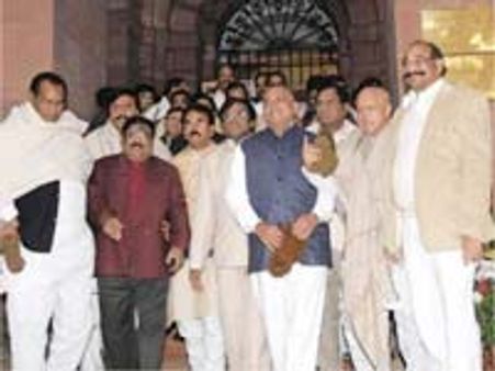 ఓయు ఘటనలతో చిక్కుల్లో తెలంగాణ కాంగ్రెస్ ఎంపీలు