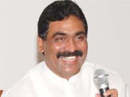 లగడపాటికి హైదరాబాద్‌తో రియల్ లింకులు!