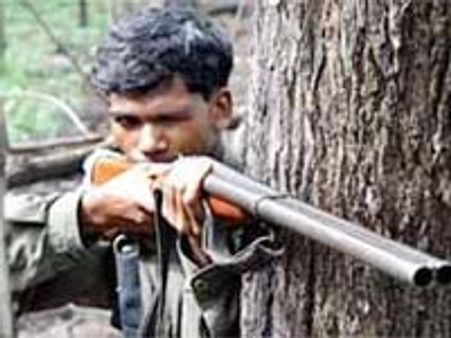 పోలీసులకు, నక్సల్స్‌ ఎదురుకాల్పులు: 9మంది నక్సలైట్ల కాల్చివేత