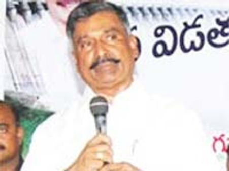 సిఎం కిరణ్‌ను మళ్లీ టార్గెట్ చేసిన జగన్ వర్గం నేత పెద్దిరెడ్డి