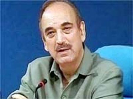 కాంగ్రెసులో ముసలం: మొయిలీ ఉండగానే హైదరాబాద్ చేరిన ఆజాద్