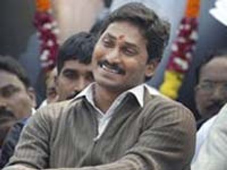 ఉద్రిక్తత మధ్య దీక్ష, అరెస్టు చేసినా దీక్ష కొనసాగిస్తానన్న జగన్