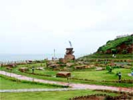 విశాఖపట్నం జిల్లా రోడ్డు ప్రమాదంలో పది మంది దుర్మరణం
