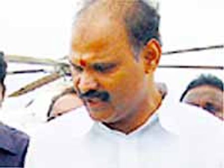 ప్రమాదంలో ఎమ్మెల్యే జోగి రమేష్‌ కు స్వల్ప గాయాలు