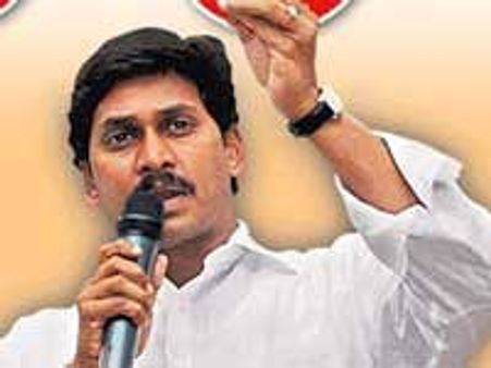 అమ్మ విజయలక్ష్మిపై పోటీకి ఉత్సాహం: వైయస్ వివేకాపై వైయస్ జగన్